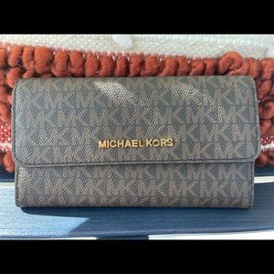 Michael Kors Signature Logo wallet